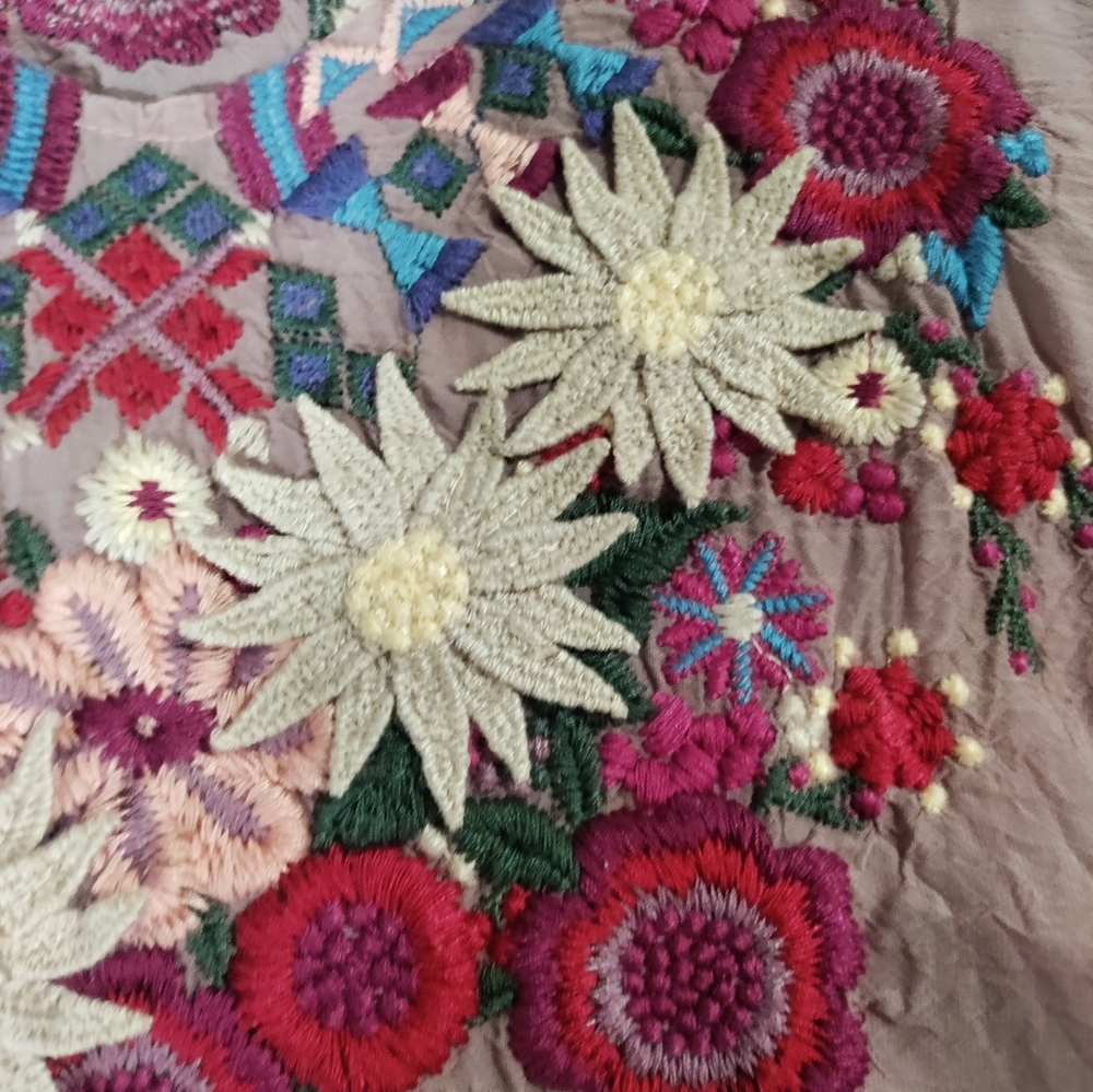 Johnny Was. Beautiful Pre-owned Conditioned Med Embroidered Floral Lavender Top - Picture 6 of 11
